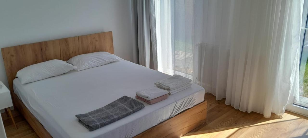 Coresi, 2 Camere, Sleeps 6 Large Private Garden Apartment Pets Welcome Braszów Zewnętrze zdjęcie